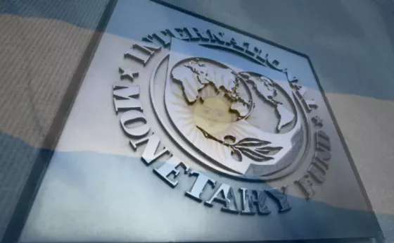 El FMI revisará el acuerdo con Argentina para destrabar un nuevo desembolso