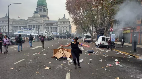 Tensión fuera del Congreso: manifestantes arrojan piedras, la policía reprime y hay varios heridos