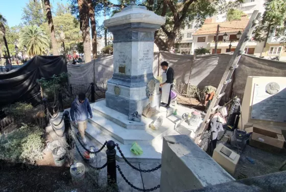 Por el Día de la Bandera, refaccionan el monumento de la plaza General Manuel Belgrano