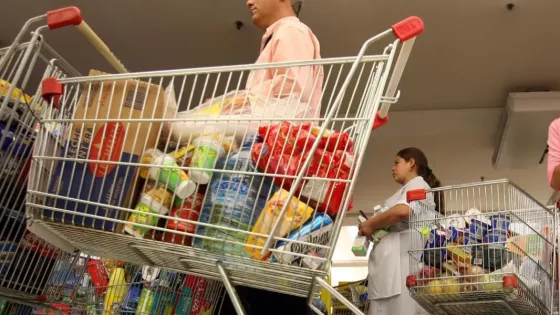 Las ventas en supermercados y mayoristas se hundieron más de un 20% en abril