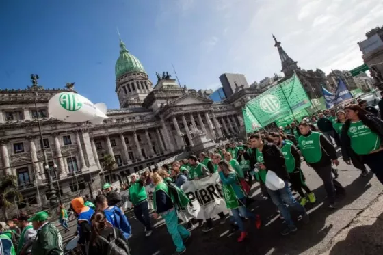 Trabajadores estatales marcharan al Congreso el día que se trate la Ley Bases en Diputados