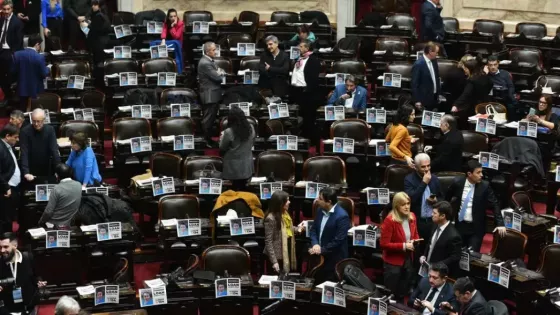 Diputados debaten sobre la ley Bases con una foto de Loan Peña en cada una de sus bancas