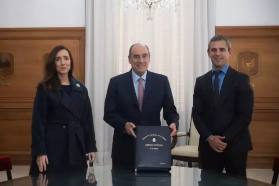 Victoria Villarruel y Martín Menem le entregaron la Ley Bases a Francos para que sea promulgada