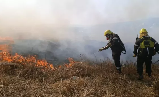 Se sofocó un incendio en un descampado de barrio El Bosque