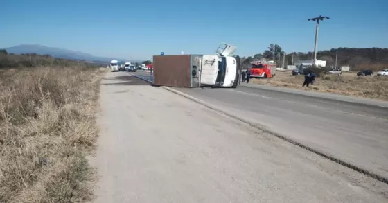 Volcó un camión lleno de carne en medio de la ruta 9