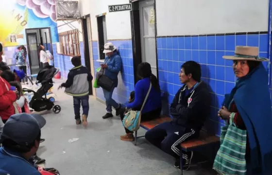 A pesar de que les cobran, hay bolivianos que siguen eligiendo los hospitales salteños para atenderse