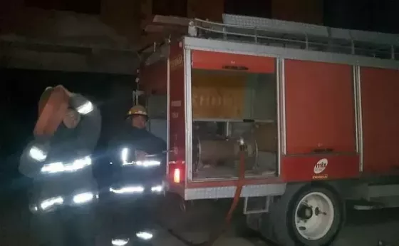 Por un cortocircuito, se incendió una vivienda en el interior de la provincia