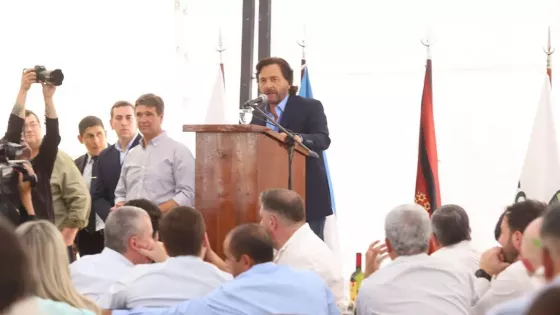 Gustavo Sáenz pasó por la Fiesta Provincial del Tabaco y destacó la defensa permanente de la agroindustria