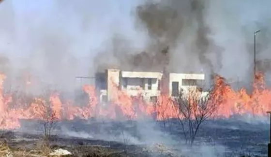 Importante incendio cerca de unas casas en construcción en San Lorenzo Chico