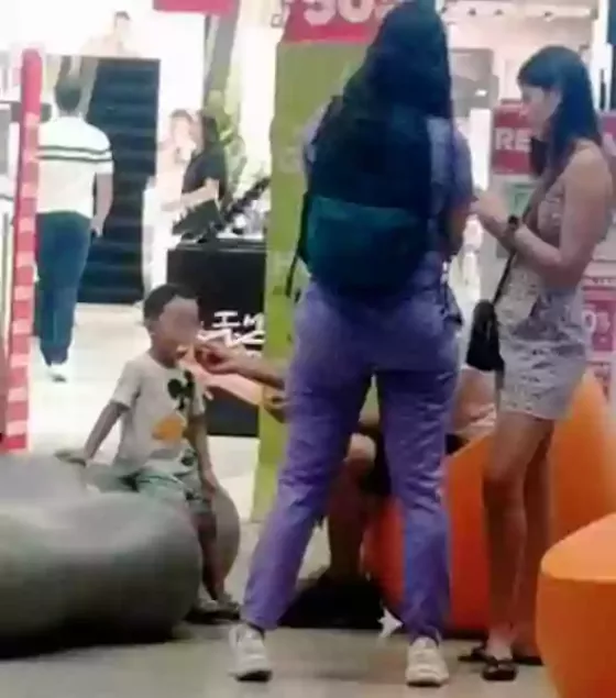 Difunden una foto de un nene en un shopping de Colombia y surgió el rumor que podría ser Loan Peña