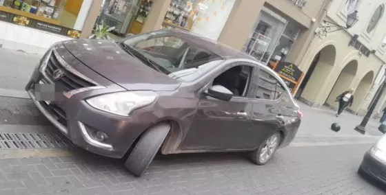 Un vehículo estaba mal estacionado en pleno centro salteño y detectaron que tenía pedido captura