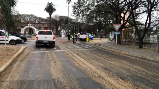 Un camión tiró aceite a metros del Materno Infantil y provocó 8 siniestros viales