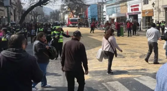 Un camión volcó una gran cantidad de aceite sobre avenida San Martin