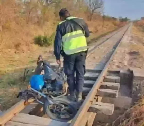 Recuperaron una motocicleta abandonada sobre la vía del tren en Cerrillos