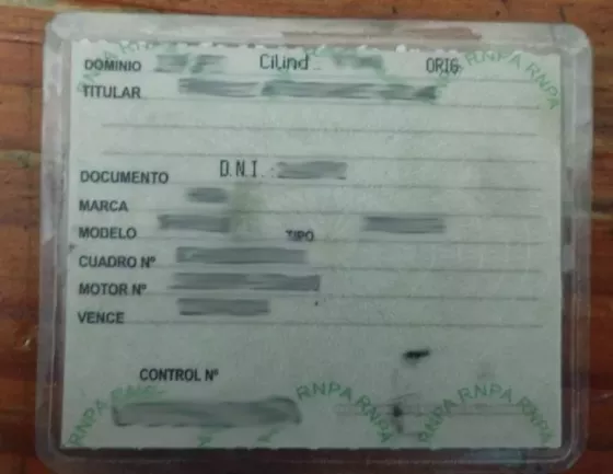 Todo trucho: detienen a motociclistas en un control y se dan cuenta que toda la documentación que tenían era falsa