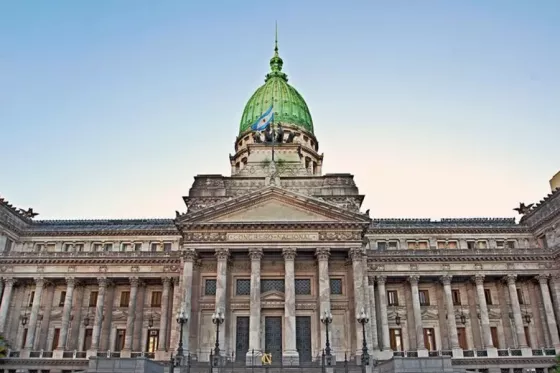 En medio de una interna feroz en el oficialismo, senadores discuten este jueves el aumento en sus dietas