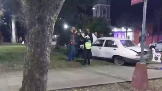 Estaba alcoholizado y terminó con el auto en medio de una plaza