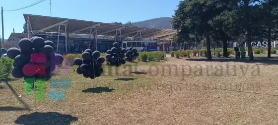 Profesores de la Universidad Católica colocaron globos negros en reclamo por los bajos salarios