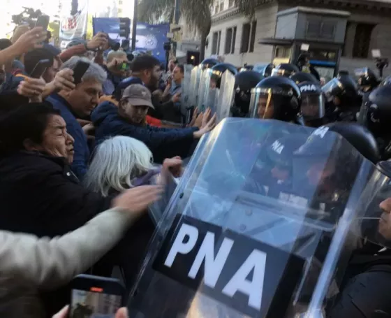 Nuevamente reprimen a jubilados que se manifiestan en contra del veto a la reforma previsional