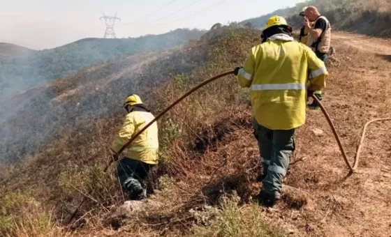 Con soporte aéreo continúan las tareas de sofocamiento de incendios forestales en toda la provincia