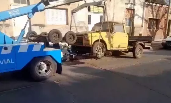 Se levantaron dos autos abandonados en el macrocentro