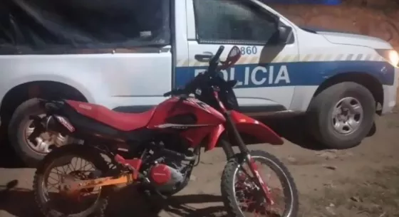 Pasada la medianoche demoraron a un joven y recuperaron una motocicleta robada