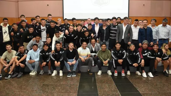 Gustavo Sáenz recibió al plantel de Central Norte tras su histórico ascenso a Primera Nacional