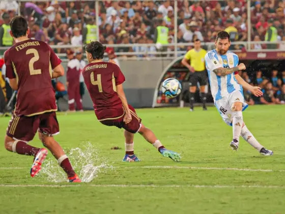 La Selección argentina empató con Venezuela por las Eliminatorias en una cancha llena de agua