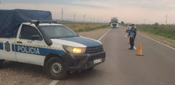 Chocó un automóvil contra un camión y una persona perdió la vida