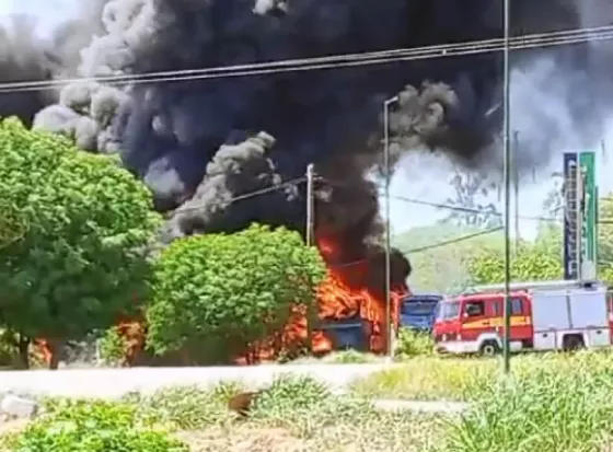 Incendio en el depósito de colectivos de La Veloz del Norte en Torzalito