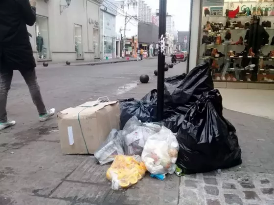 Pese a estar informados, los salteños sacaron la basura a la calle y Salta "huele mal"