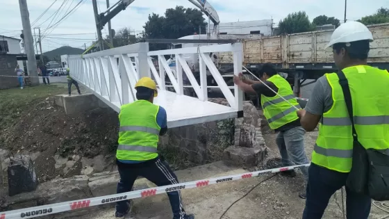 Colocaron una nueva pasarela peatonal sobre el canal Juan XXIII