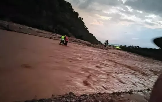 Rescataron a una mujer que quedó varada en el río de La Caldera