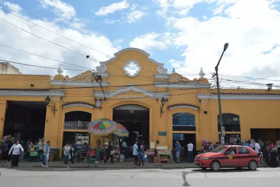 Incendio en el mercado San Miguel: "Destrucción casi total en calle Urquiza y parte central"